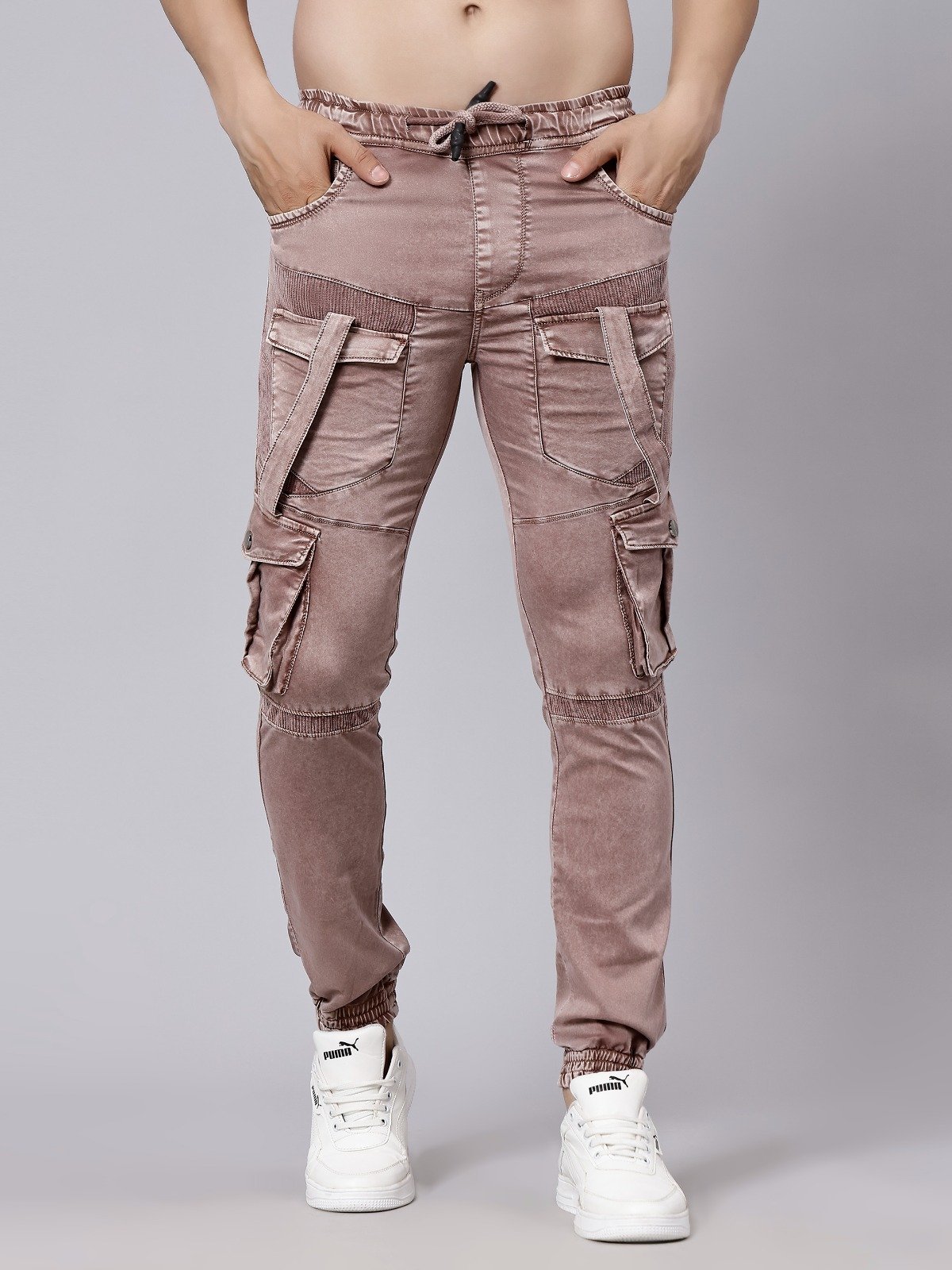 Una hilera de edificios de apartamentos blancos junto a una calle